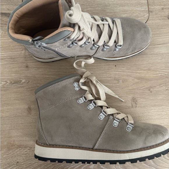 Universal Thread Lace Up Boot - Picture 3 of 4